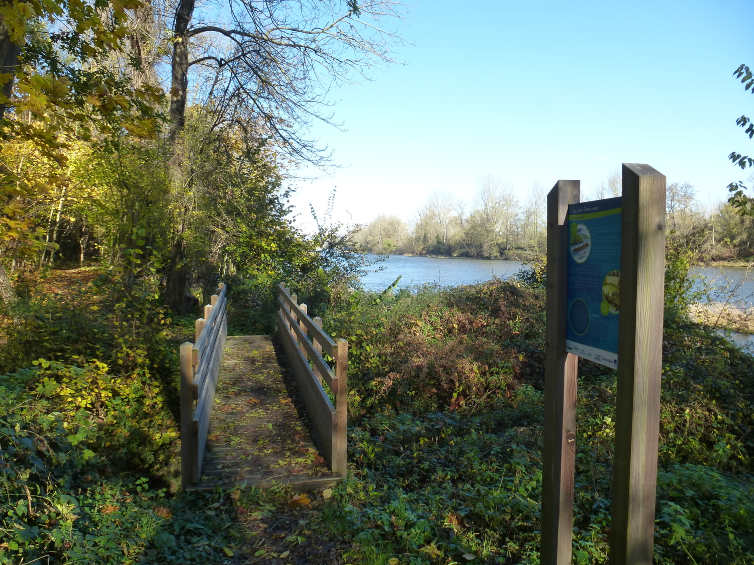 Passerelle et panneaux pédagogiques en bord de Loire à Craintillieux