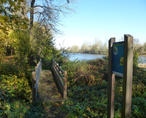 Passerelle et panneaux pédagogiques en bord de Loire à Craintillieux
